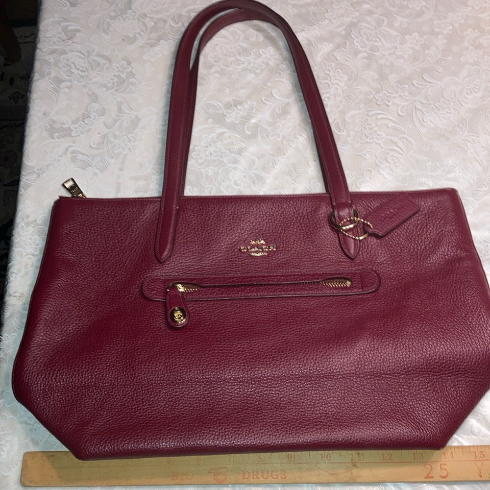 COACH lg. w/2 straps, front zip pocket w/zip & lock, tag on gt chain